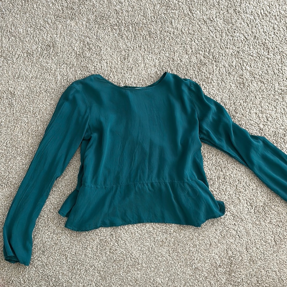 Cloth & Stone Women’s long sleeve blouse with peplum bottom and wide arm sleeves